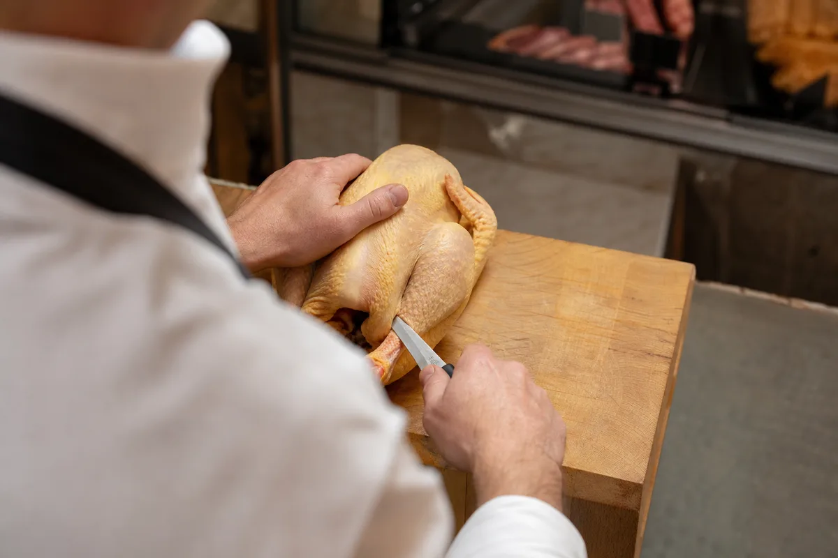 Comment découper un poulet : la méthode du boucher